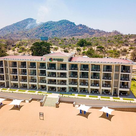 Отель Sunbird Waterfront Salima Экстерьер фото